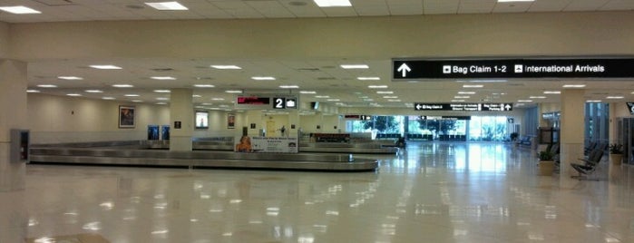 Baggage Claim is one of Locais curtidos por Lizzie.