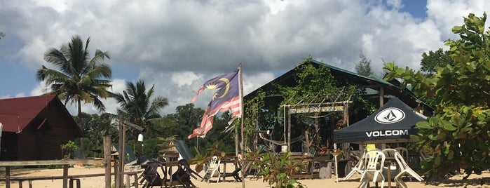 Cherating Beach Bar is one of Tempat yang Disukai Cristo.