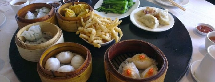Plume Chinese Restaurant is one of Tempat yang Disukai Nee.