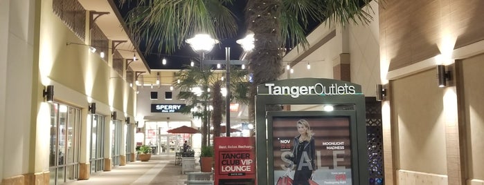 Tanger Outlet Fort Worth is one of Lugares favoritos de Stacy.