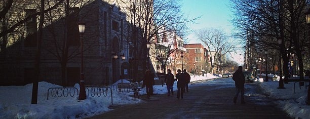 University of Ottawa | Université d'Ottawa - uOttawa is one of Tempat yang Disukai Sabrina.