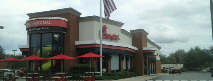 Chick-fil-A is one of Tempat yang Disukai Dion.