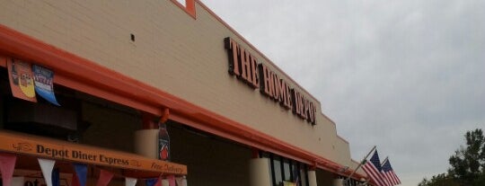 The Home Depot is one of Tempat yang Disukai Lizzie.