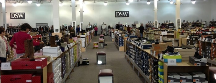 DSW Designer Shoe Warehouse is one of Locais curtidos por Ally.