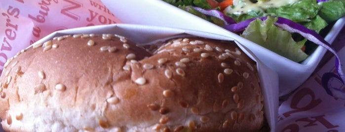 Red Robin Gourmet Burgers and Brews is one of Tempat yang Disukai Glen.