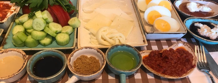 Sade Kahvaltı & Çikolata is one of Locais curtidos por Fatih.