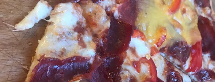 Pizza Rucola is one of Posti che sono piaciuti a Fatih.
