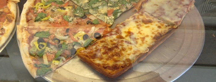 Primo Pizza is one of Locais curtidos por Ya'akov.