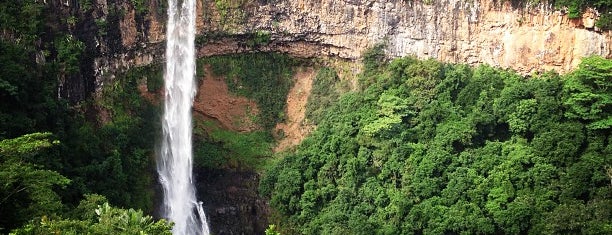 Chamarel Waterfall is one of สถานที่ที่ Anne ถูกใจ.