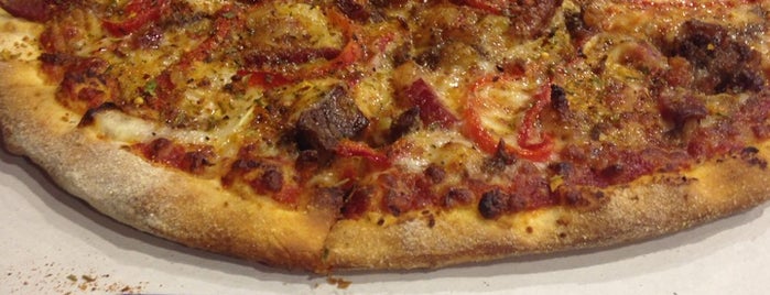 Domino's Pizza is one of EMR'in Beğendiği Mekanlar.