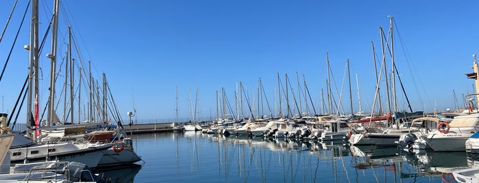 Club De Mar De Almeria is one of 41 Restaurantes de España que no te puedes perder.