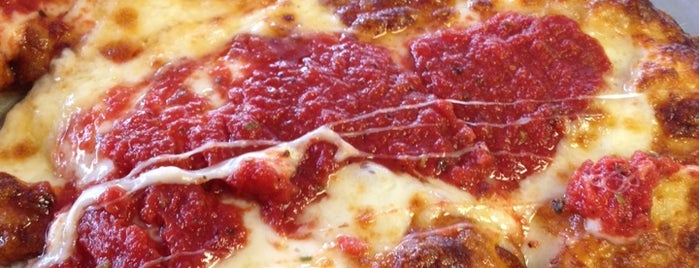 Pizza Squared Detroit Style Pizza is one of Kimmie'nin Kaydettiği Mekanlar.