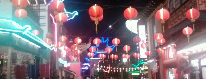 Chinatown is one of Los Ángeles.
