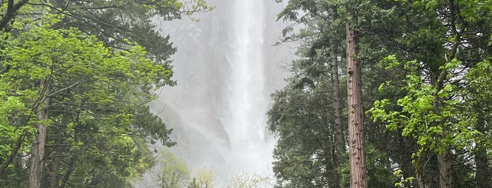 Bridalveil Falls is one of Tempat yang Disukai Vihang.