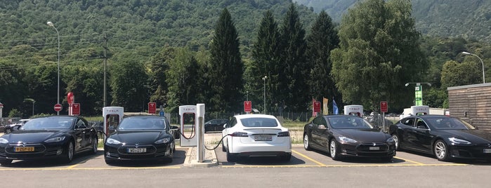 Tesla Supercharger is one of Güntherさんのお気に入りスポット.