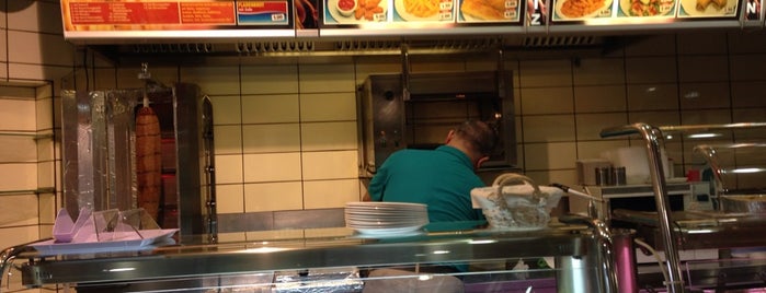 Yayla Kebab & Pizza is one of Orte, die Matthias gefallen.