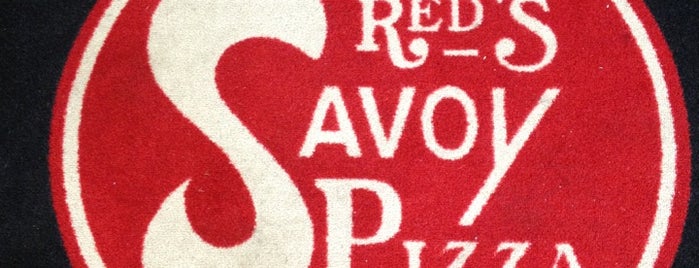 Red's Savoy Pizza is one of สถานที่ที่ Harry ถูกใจ.