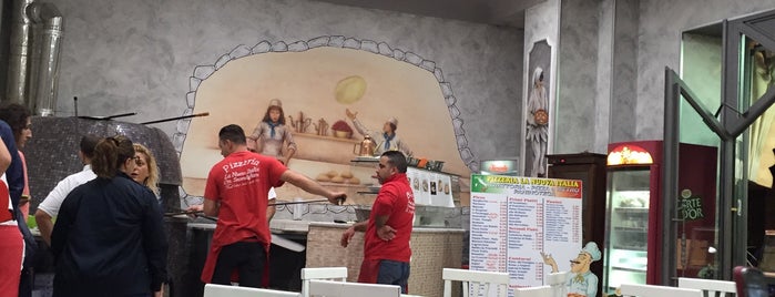 Pizzeria La Nuova Italia - Fratelli Barretta is one of Tempat yang Disukai Ali Can.