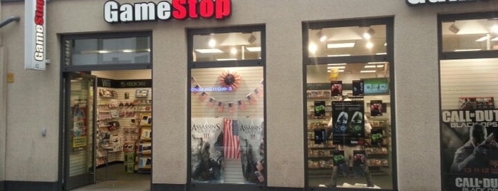GameStop is one of Nikolausさんのお気に入りスポット.