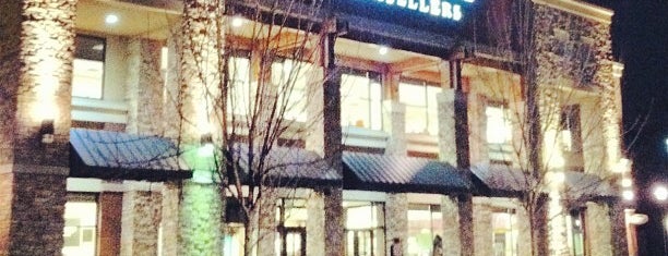 Barnes & Noble is one of Jackさんのお気に入りスポット.