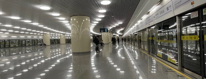 Hongqiao Airport T2 Metro Station is one of 上海轨道交通10号线 | Shanghai Metro Line 10.