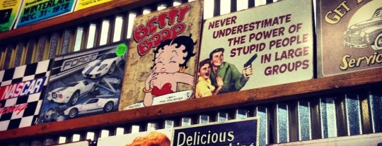 The Rocket Fizz Soda Pop Shop is one of Lugares favoritos de Larry.