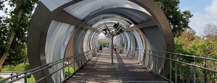 Puente Monumental del Parque de la Arganzuela is one of Los mejores lugares para hacer deporte en Madrid.