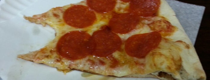Vittorio's Pizza Plus is one of Locais salvos de Loud.