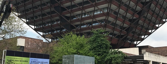 Slovak National Radio Studio is one of Lieux qui ont plu à Sarah.