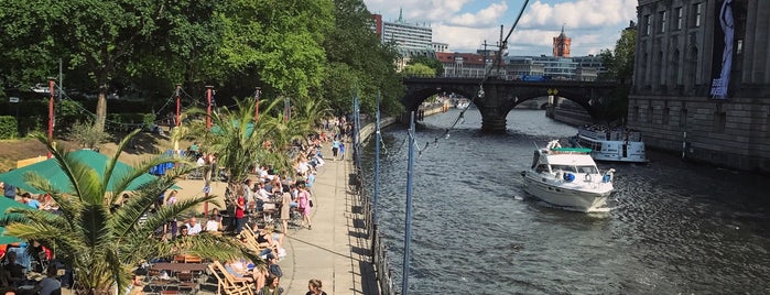 Monbijoubrücke is one of Locais curtidos por Sarah.