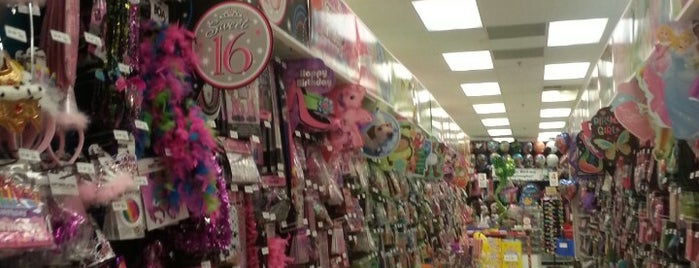 Party City is one of Stephanieさんのお気に入りスポット.