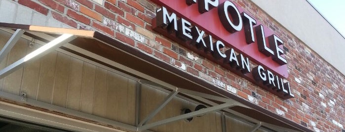 Chipotle Mexican Grill is one of Lugares favoritos de Travis.