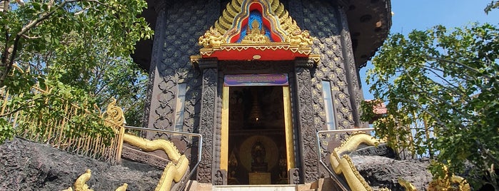 Wat Sa Kamphaeng Yai is one of ศรีสะเกษ.