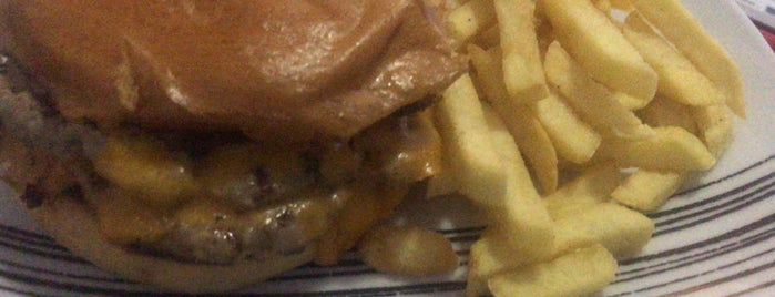 Luco's Hamburguesería is one of Lugares favoritos de Paulina.