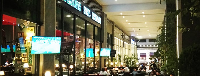 O’learys Sports Restaurant Pub is one of Tempat yang Disukai Gökhan.