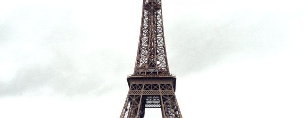 Menara Eiffel is one of Paris.