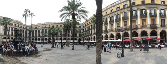 Plaça Reial is one of Barcelona Tourism.