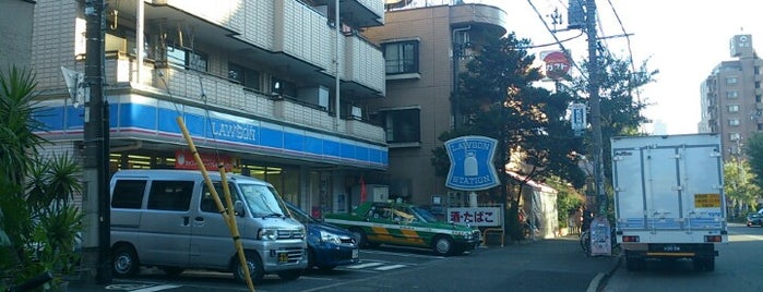 ローソン 池尻一丁目店 is one of 東京近辺の駐車場付きコンビニ.