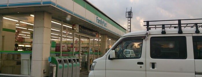 ファミリーマート 武石インター店 is one of 東京近辺の駐車場付きコンビニ.