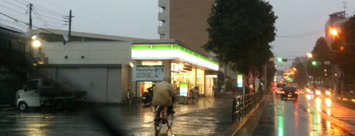 FamilyMart is one of 東京近辺の駐車場付きコンビニ.