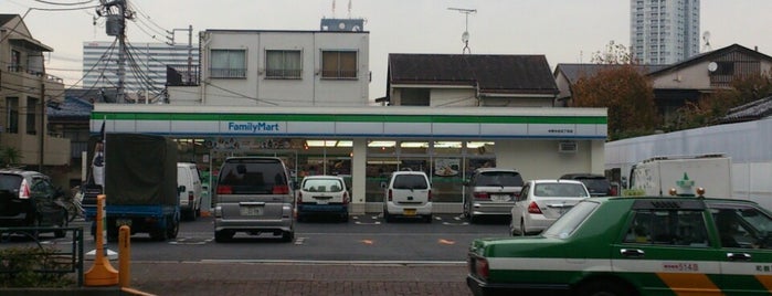 ファミリーマート 中野中央五丁目店 is one of 東京近辺の駐車場付コンビニ2.