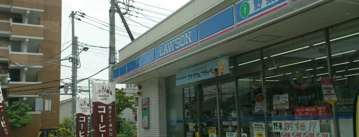 ローソン 八王子片倉町店 is one of 東京近辺の駐車場付コンビニ2.