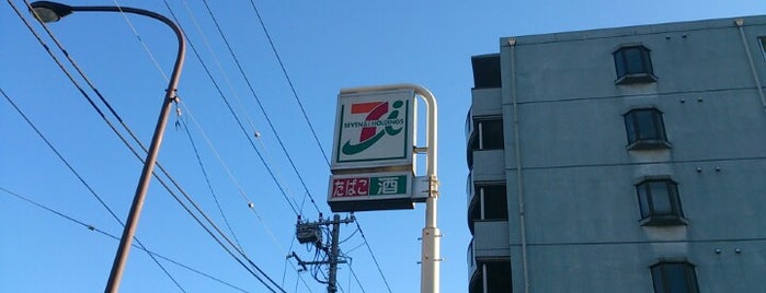 セブンイレブン 目黒環七柿の木坂店 is one of 東京近辺の駐車場付きコンビニ.