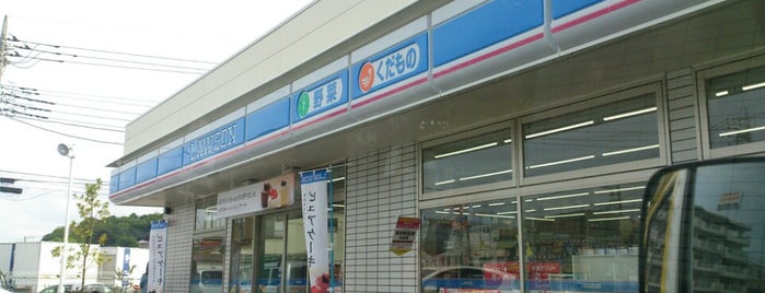 ローソン 上麻生7丁目店 is one of 東京近辺の駐車場付コンビニ2.