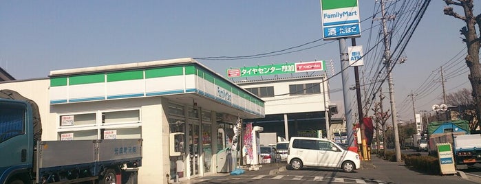 ファミリーマート 草加弁天町店 is one of 東京近辺の駐車場付きコンビニ.
