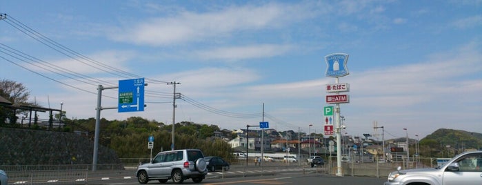ローソン 横須賀長沢店 is one of 東京近辺の駐車場付コンビニ2.