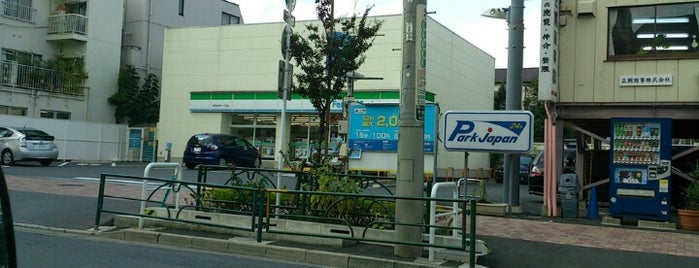 ファミリーマート 中野弥生町一丁目店 is one of 東京近辺の駐車場付きコンビニ.