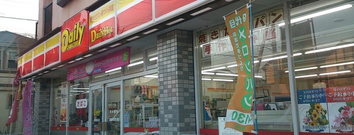 デイリーヤマザキ 高塚新田店 is one of 東京近辺の駐車場付きコンビニ.