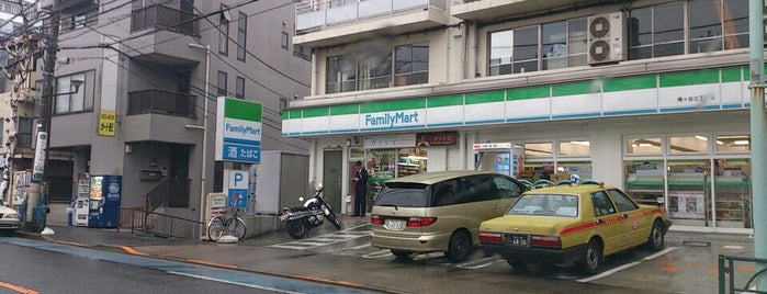 ファミリーマート 幡ヶ谷三丁目店 is one of 東京近辺の駐車場付きコンビニ.