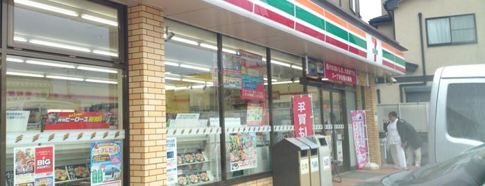 セブンイレブン 蕨中央店 is one of 東京近辺の駐車場付コンビニ2.